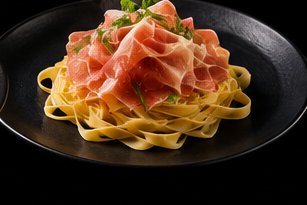 自家製生パスタ 生ハム添え